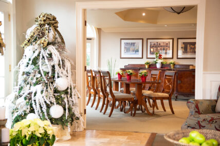 A Christmas tree and a dining table at Harbour House Hotel in Niagara-on-the-Lake.